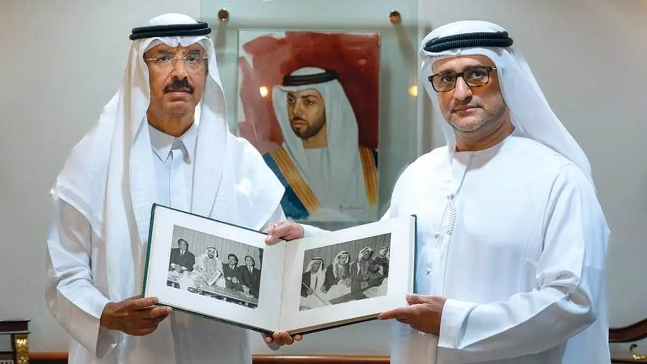 محمد المر يقدم هدية نادرة تُعزز ذاكرة الوطن